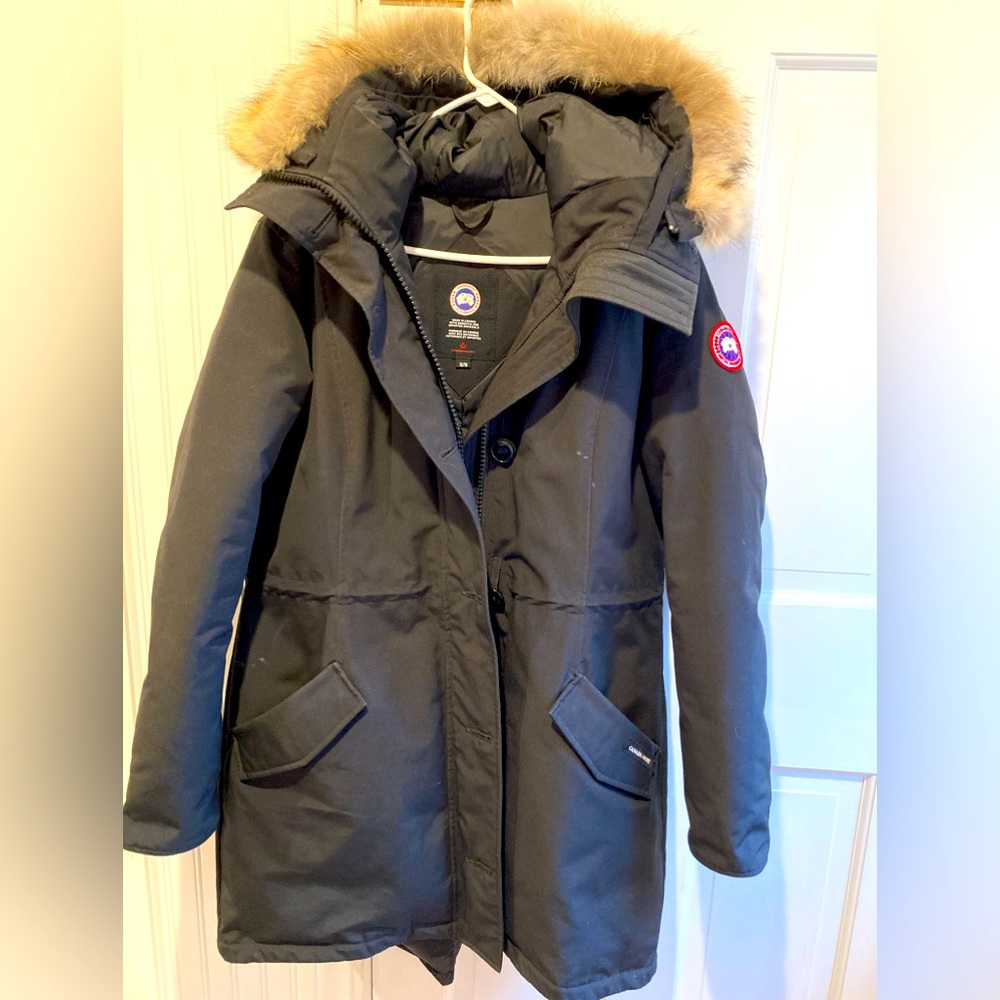 Canada Goose in excellent condition. Deep army green. Womans XL
